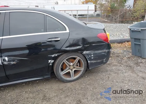 2015 Mercedes-Benz C 300 Sport 4Matic z USA, uszkodzony, nr VIN 55SWF4KB9FU071432